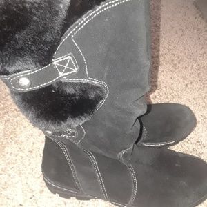 Liz and Co black suede boots